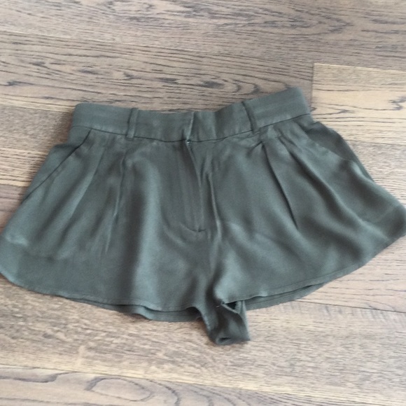 Aritzia Talula pleated shorts - Picture 2 of 5